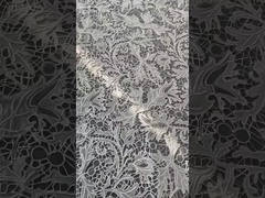 Listo para grabar palabras con una máquina de bordar